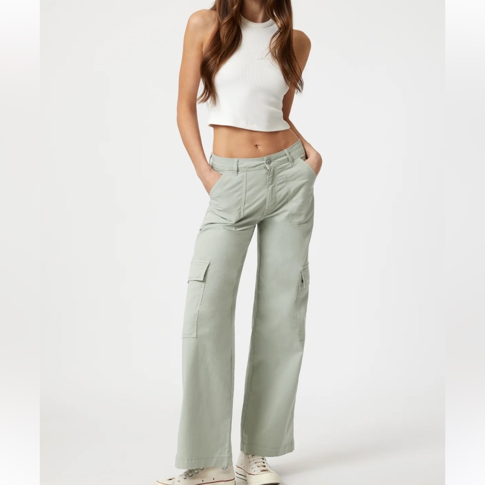 *New Wide-Leg Cargo Pants in Light Sage 28 and 32 inseam. Fits size women’s 6